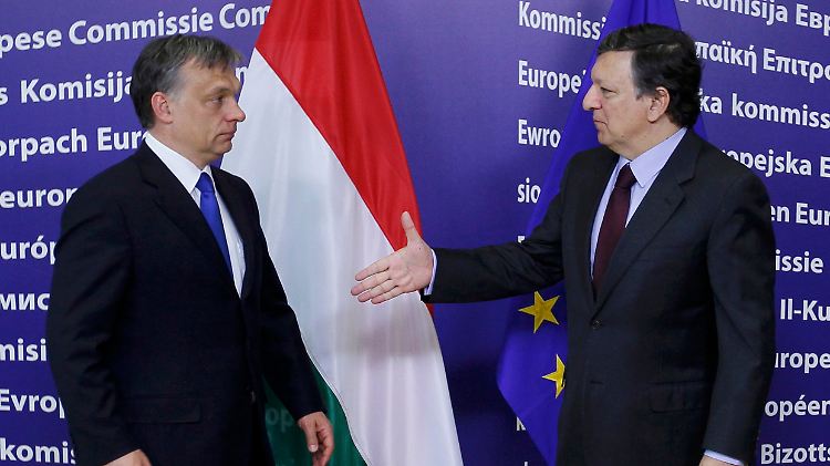 Bild mit Symbolcharakter? EU-Kommissionspräsident Barroso (r.) streckt Ungrns Ministerpräsident Orban (l.) die Händ entgegen.
