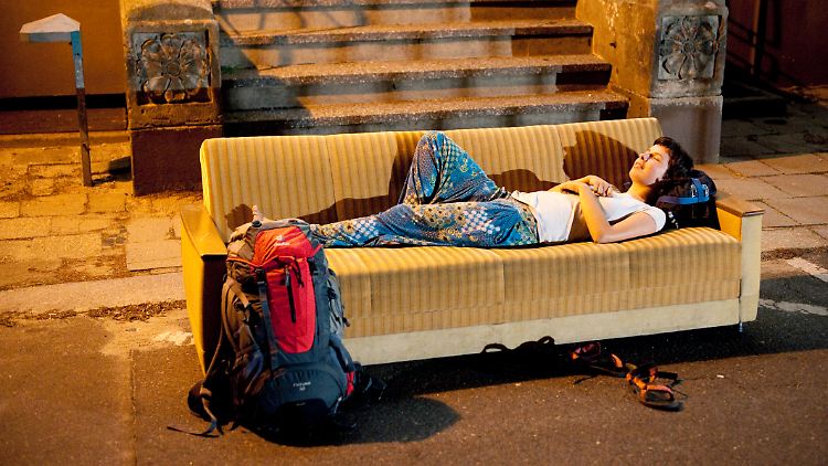 Privatcouch statt Hotelzimmer - immer mehr Menschen schätzen beim Reisen den Kontakt zu Einheimischen.