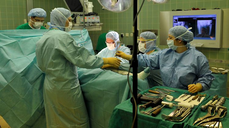Viele Hüftoperationen sind medizinisch nötig und hilfreich. Doch einige dienen mehr den Klinikfinanzen als dem Wohle des Patienten.