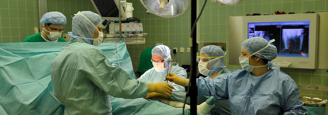 Viele Hüftoperationen sind medizinisch nötig und hilfreich. Doch einige dienen mehr den Klinikfinanzen als dem Wohle des Patienten.