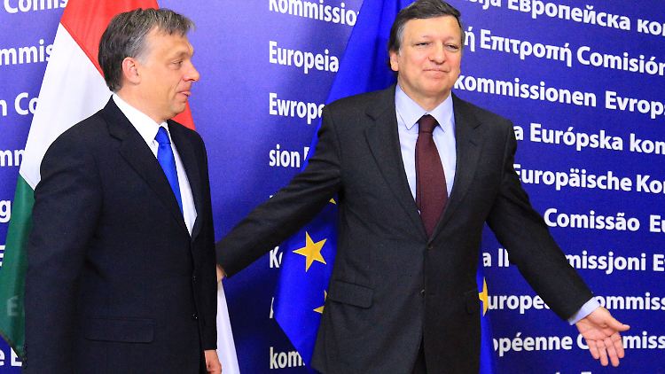 Eine unbeabsichtigte Geste: Der ungarische Ministerpräsident Orban (l.) nach einem Gespräch mit EU-Kommissionspräsident Barroso.