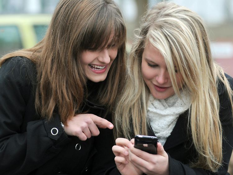 Mädchen hängen noch mehr an ihren Mobiltelefonen als Jungen.