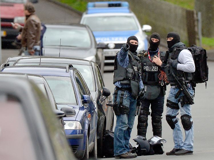 Beamte eines Spezialeinsatzkommandos in der Nähe der Wohnung des 28-Jährigen.
