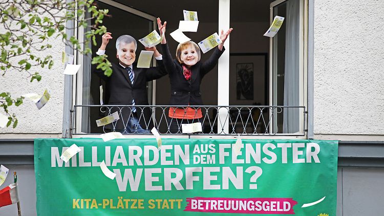 Wahlkampf in NRW: In Düsseldorf werden Grüne mit Seehofer- und Merkel-Masken Geld aus dem Fenster.