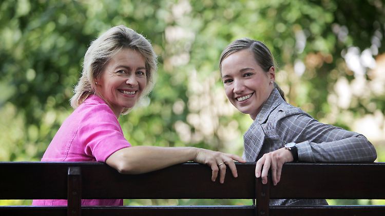 Ursula von der Leyen (l.) und ihre neue Minister-Kollegin Kristina Köhler.