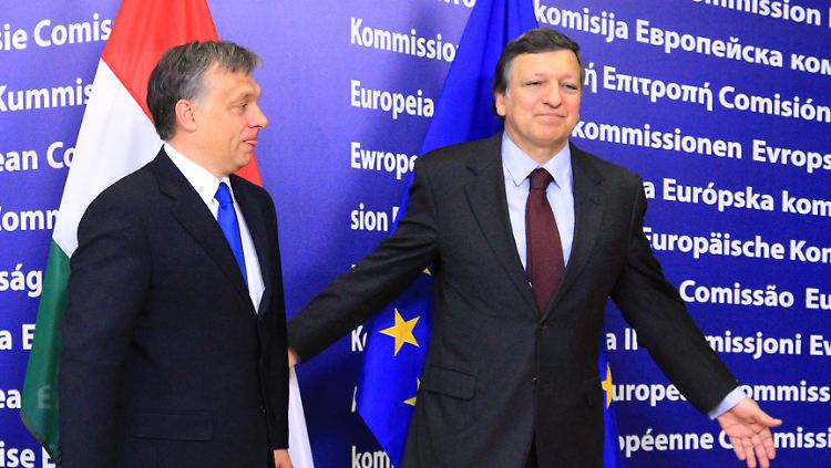 Ungarns Premier Orban (l.) und EU-Kommissionspräsident Barroso (r.): Hilfen für Ungarn können fließen, verklagt wird aber auch.