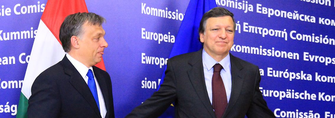 Ungarns Premier Orban (l.) und EU-Kommissionspräsident Barroso (r.): Hilfen für Ungarn können fließen, verklagt wird aber auch.