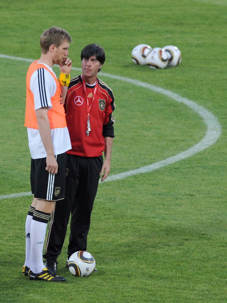 Bundestrainer Joachim Löw mit seinem Abwehrchef Per Mertesacker. Der Ex-Bremer musste zuletzt lange verletzt pausieren, will zur EM aber fit sein.