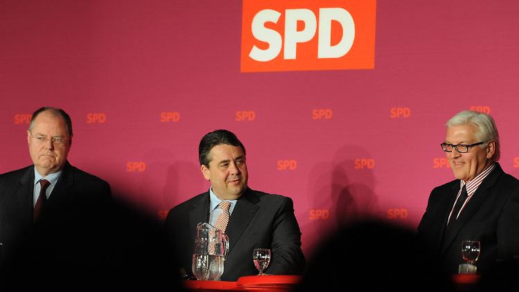 Bundestags-Fraktionschef Frank-Walter Steinmeier, SPD-Vorsitzender Sigmar Gabriel und Ex-Finanzminister Peer Steinbrück (v.r.) - konkurrieren um die Kanzlerkandidatur. 