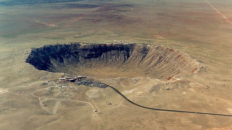Der Barringer-Krater im US-Bundesstaat Arizona zählt zu den größten Einschlagsorten der Welt. Der Einschlag fand allerdings erst vor ungefähr 50.000 Jahren statt.