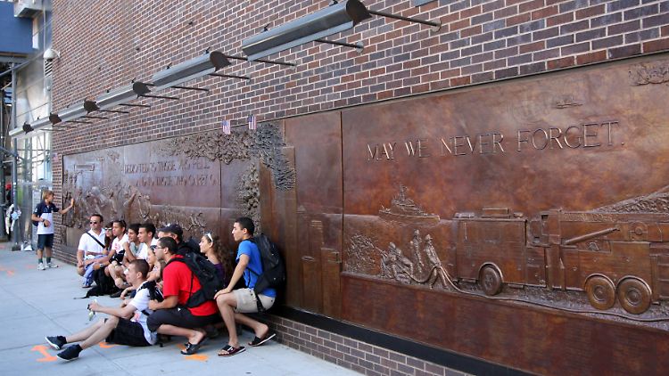 Ground Zero in New York ist längst eine Touristenattraktion - die Gedenktafel erinnert an die 343 Feuerwehrmänner, die bei dem Terroranschlag vom 11. September 2001 ums Leben kamen.