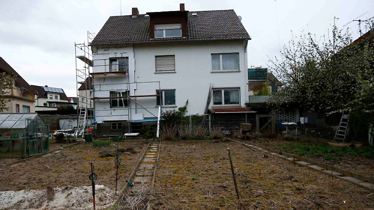 Das Garten des Hauses, in dem seit Dienstag drei tote Säuglinge gefunden wurden.