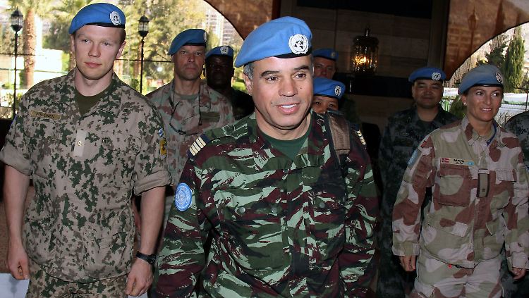 Der Chef des Beobachterteams der Vereinten Nationen, Ahmed Himmiche, hat bis jetzt 15 Mitarbeiter vor Ort. Insgesamt sollen es 300 werden.