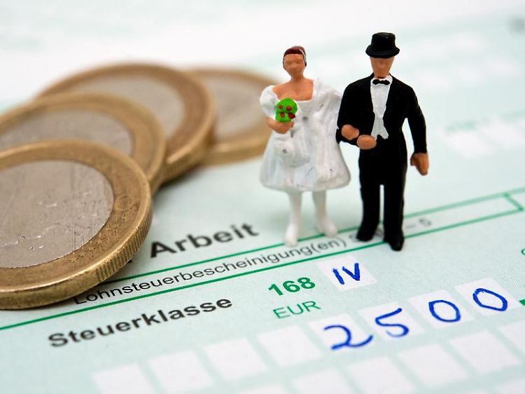 Bei den Steuerklassen können Ehepaare zwischen verschiedenen Möglichkeiten wählen - die Entscheidung hängt auch von der Höhe des Einkommens ab.