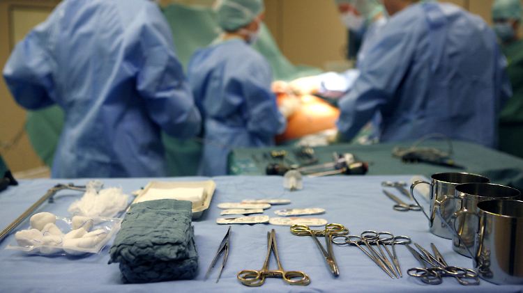 Das Operationsbesteck heißt "Aktie" und "Offerte": Fresenius will Rhön mit Helios vernähen.