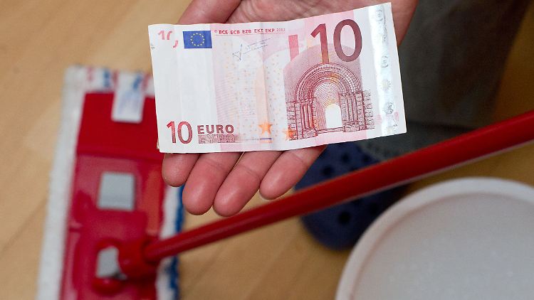 In zu vielen Branchen gelten nach Meinung der Arbeitsministerin keine Tarife. Besonders schlecht werden beispielsweise Reinigungskräfte bezahlt.