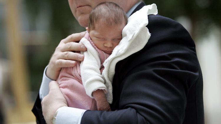 Ein Vater mit seinem drei Wochen alten Baby.