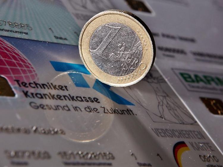 Wenn sich ein Finanzdefizit abzeichnet, darf die Krankenkasse einen Zusatzbeitrag erheben. Vorher muss sie allerdings auf ein Sonderkündigungsrecht hinweisen.