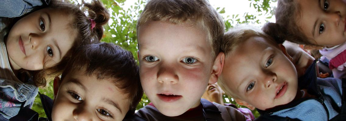 In Kindertagesstätten lernen Kinder besser als zu Hause, belegen Studien.
