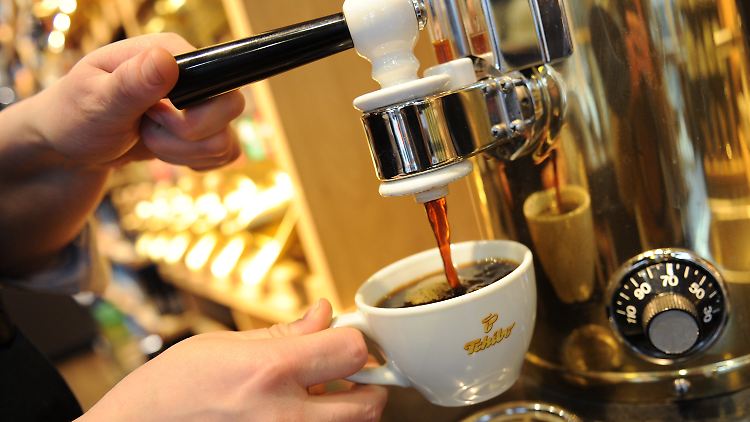 Auch wenn es vor lauter T-Shirts und Gartengeräten manchmal untergeht: Kaffee ist das Hauptgeschäft von Tchibo.