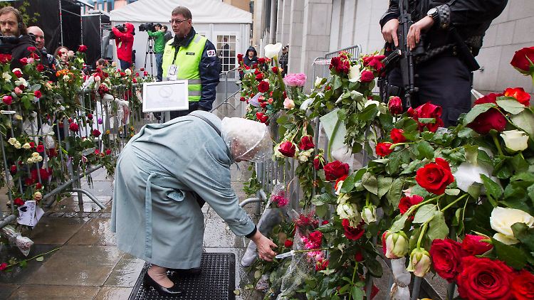Vor dem Gericht in Oslo legen die Menschen der Stadt Blumen für die Opfer nieder.