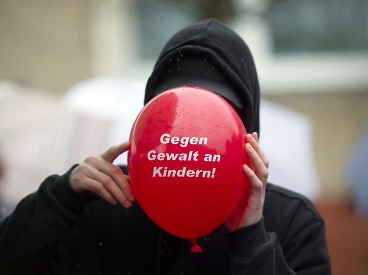Einer Forsa-Umfrage vom Januar 2012 zufolge geben rund 40 Prozent der Mütter und Väter zu, ihre Kinder mit einem Klaps auf den Po zu strafen. 10 Prozent verteilen Ohrfeigen.