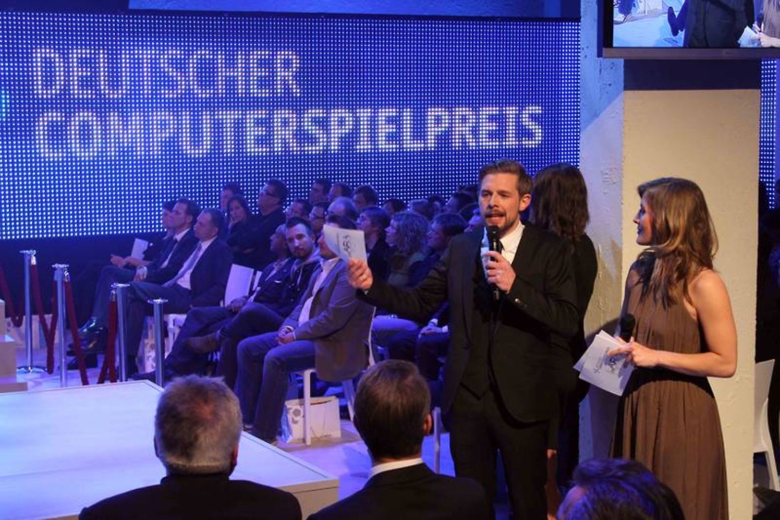 Klaas Heufer-Umlauf und Jeannine Michaelsen präsentieren die Verleihungsgala zum vierten Deutschen Computerspielepreis.