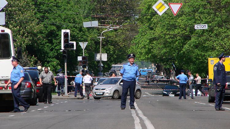 Nach dem Anschlag sperrt die Polizei in Dnjepropetrowsk eine Straße in der Nähe des Anschlagortes ab.