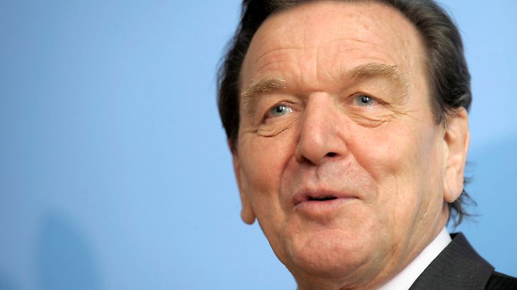 Altbundeskanzler Gerhard Schröder ist immer noch gut beschäftigt - die Bezahlung dafür überlässt er der Wohltätigkeit. 