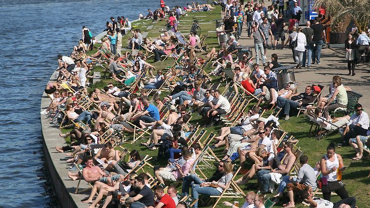 Dicht gedrängt und voll besetzt stehen die Liegestühle am Samstag am Ufer der Spree in Berlin.