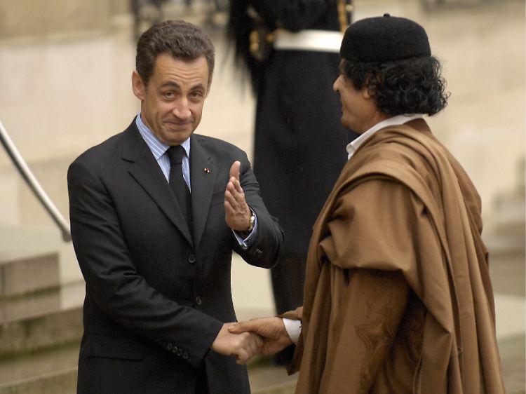 Im Dezember 2007 begrüßt der französische Präsident Sarkozy den libyschen Diktator Gaddafi im Elysée-Palast.