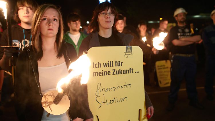 Mit brennenden Fässern, Fackeln und Trompeten haben Mitarbeiter des Weißblechherstellers Thyssen-Krupp Rasselstein in Andernach nach Ende der Friedenspflicht den ersten Warnstreik begonnen.