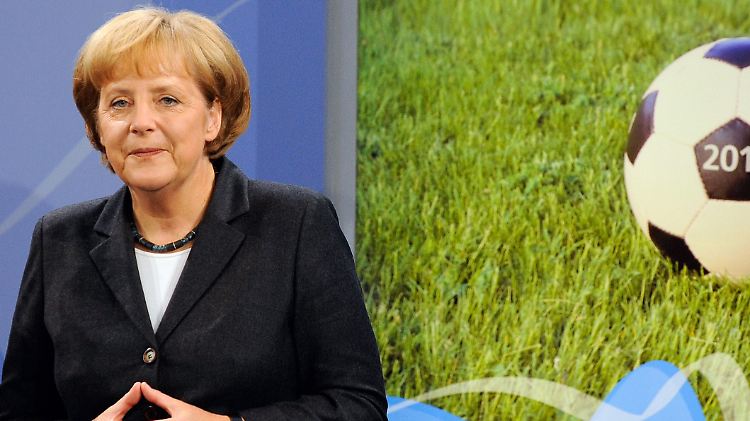Merkel 2008 in Berlin bei der offiziellen Bekanntgabe der Austragungsorte für die FIFA-Frauen-WM 2011.