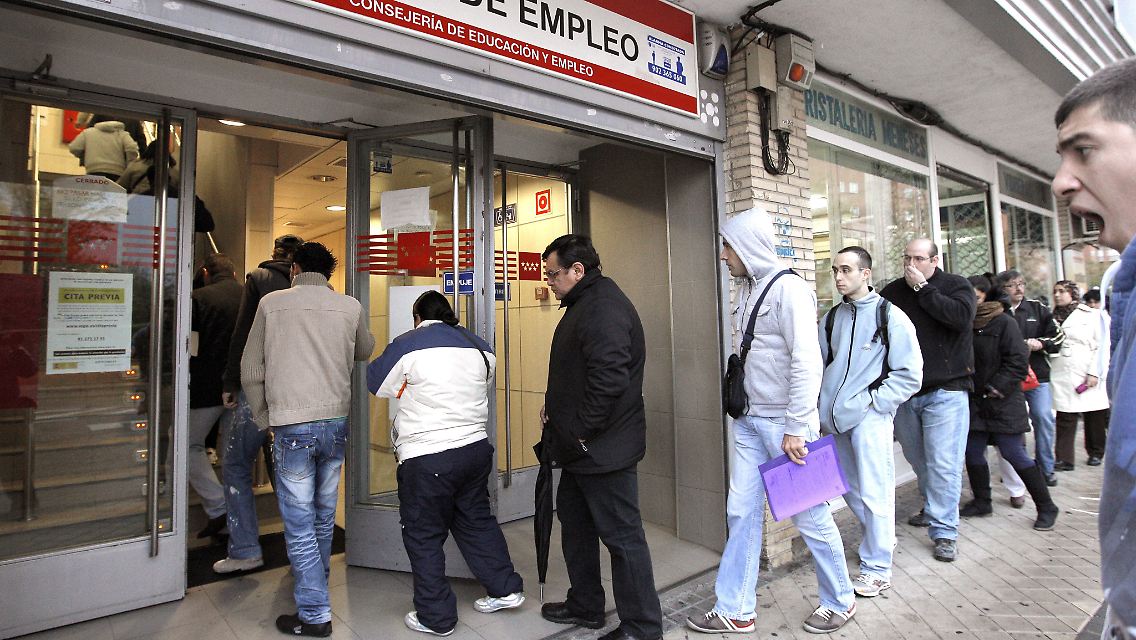 Vor einem Arbeitsamt in der spanischen Hauptstadt Madrid.