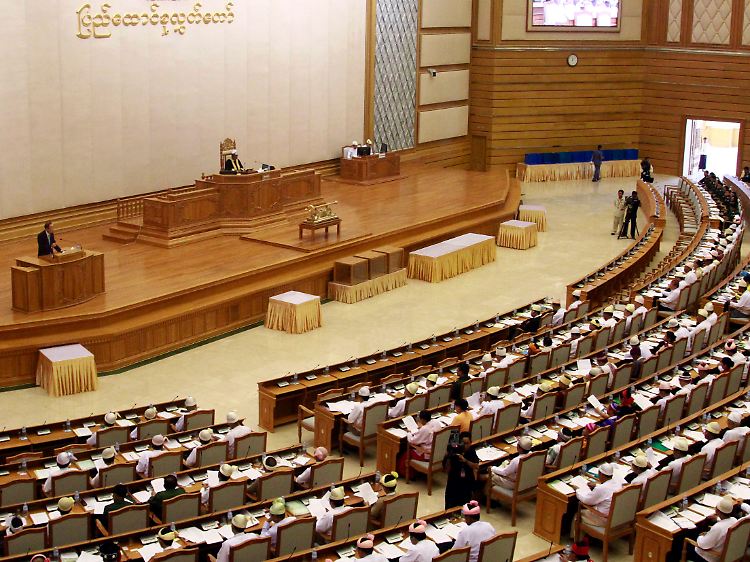 Premiere im Dschungel von Birma: UN-Generalsekretär Ban Ki Moon hält im Parlament von Birma eine Rede.