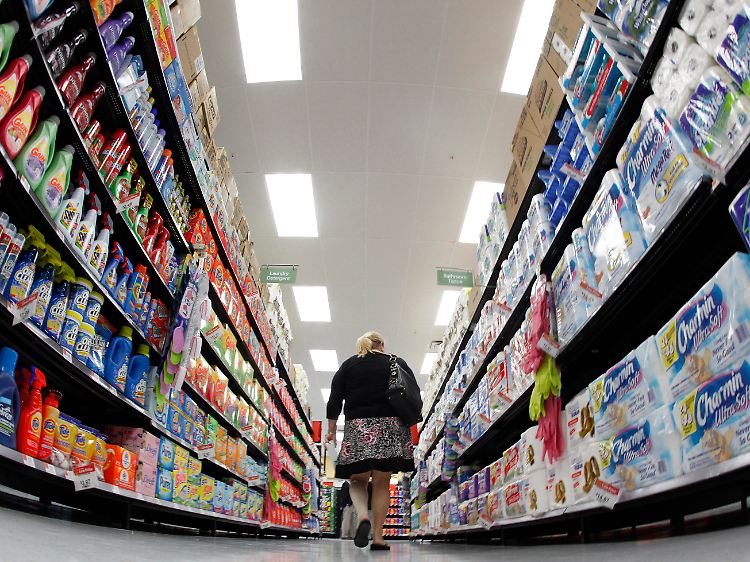 Tief im Inneren einer Wal-Mart-Filiale in Chicago: Wenn der Verbraucher weniger ausgibt, nehmen die Unternehmen weniger ein.