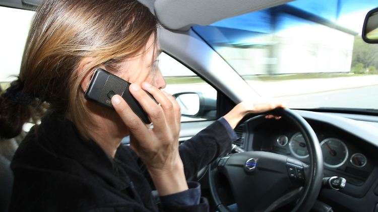 Auch wenn sich kaum jemand daran hält: Am Steuer gilt totales Handy-Verbot.