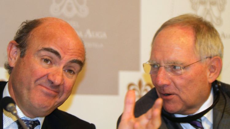 "Wir glauben, dass die Maßnahmen die richtigen sind": Wolfgang Schäuble (r.) und Luis de Guindos in Santiago de Compostela.