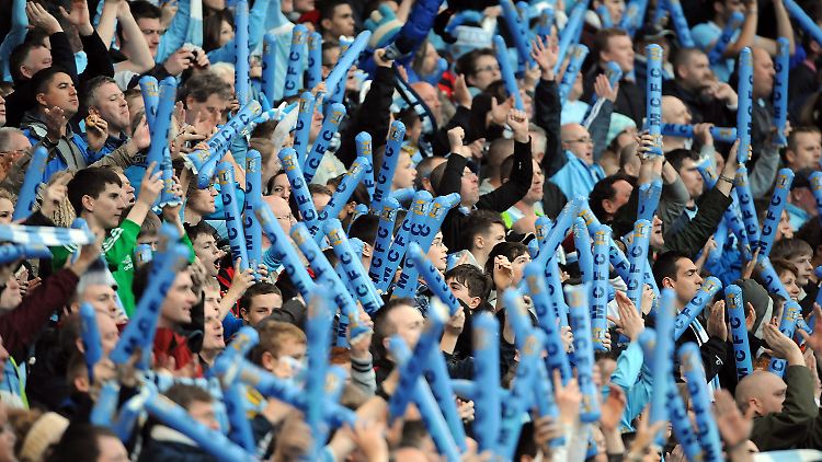 Die Fans von Manchester City bejubeln das Tor.