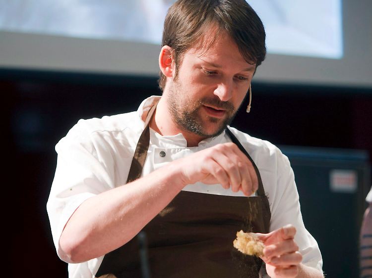 René Redzepi steht in der Küche.
