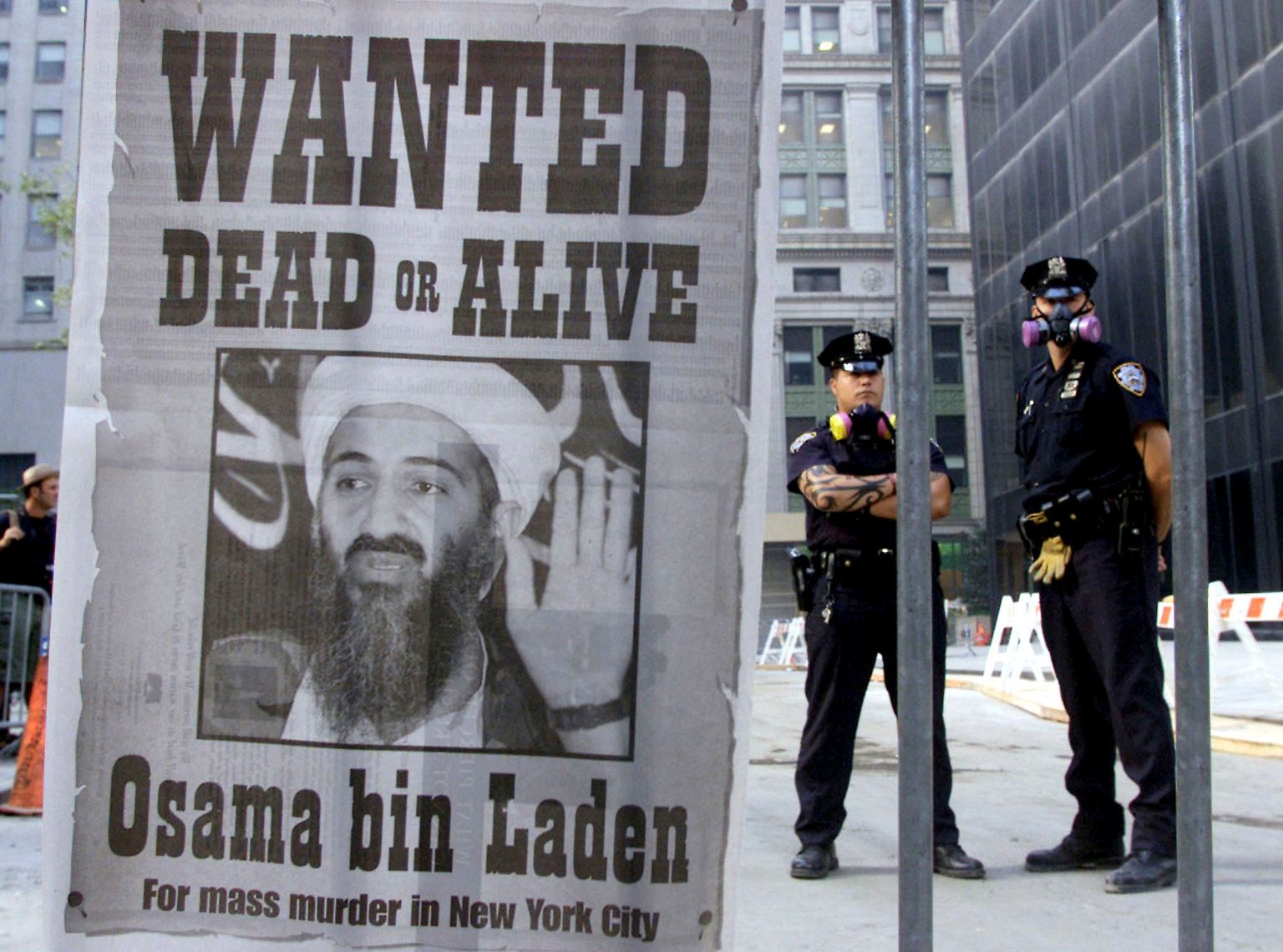 Ein Jahrzehnt lang war Osama bin Laden der meistgesuchte Terrorist der Welt. Geboren wurde er 1957 in Saudi-Arabien. Am 2. Mai 2011 erschoss ihn ein Sonderkommando der US-Armee.