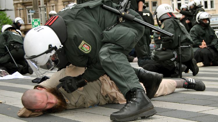 Mit Stöcken und Steinen gingen die Islamisten auf die Polizisten los, doch die brachten die Situation schnell unter Kontrolle.
