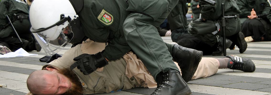 Mit Stöcken und Steinen gingen die Islamisten auf die Polizisten los, doch die brachten die Situation schnell unter Kontrolle.