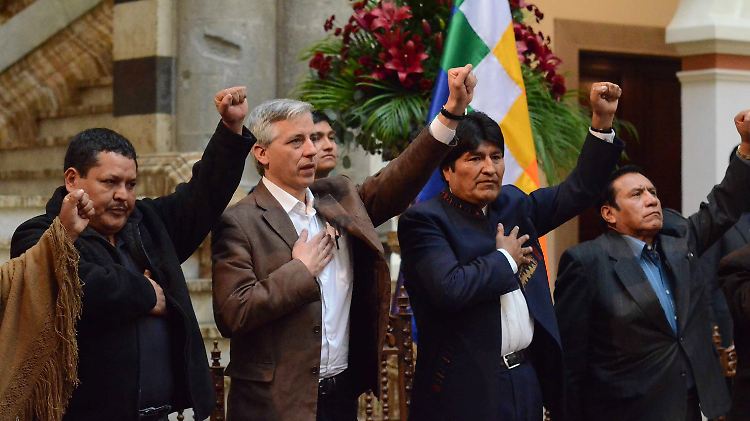1. Mai in La Paz: Evo Morales (2.v.r.) reckt die Faust.