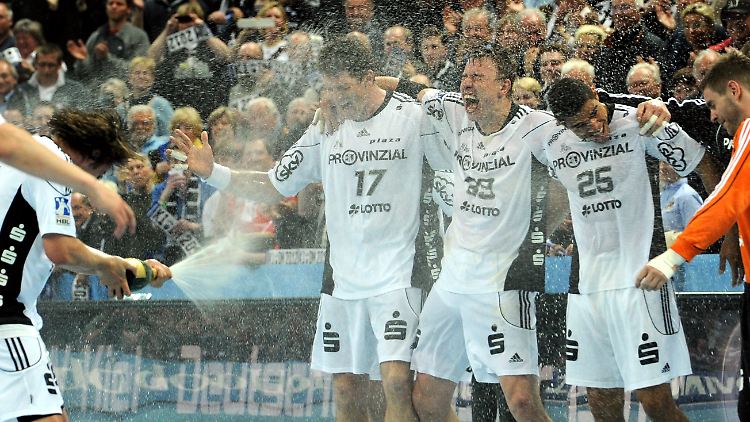 Unbeirrbar auf ihrem Weg zum Ziel: die Handballer des THW Kiel feiern den Titel.