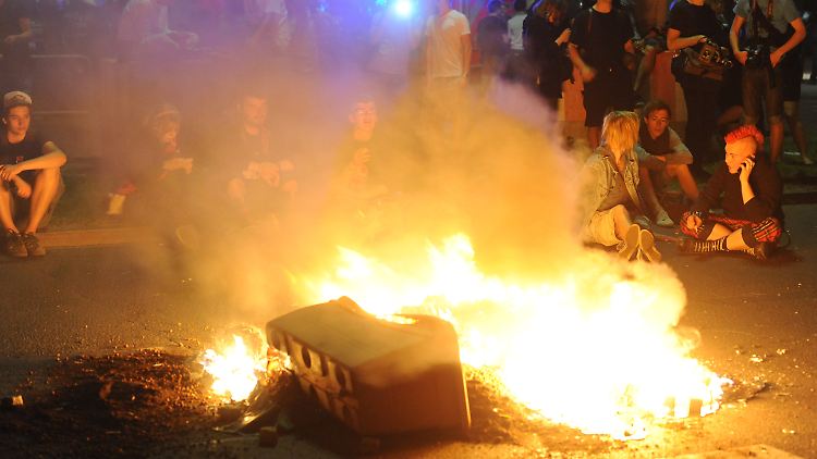 Polit-Romantik: Demonstranten sitzen vor dem Jüdischen Museum um eine brennende Mülltonne.