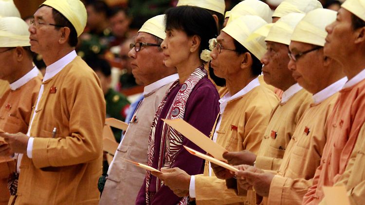 Am Ende gelobte Suu Kyi dann doch, die Verfassung zu schützen.