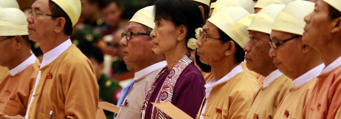 Am Ende gelobte Suu Kyi dann doch, die Verfassung zu schützen.