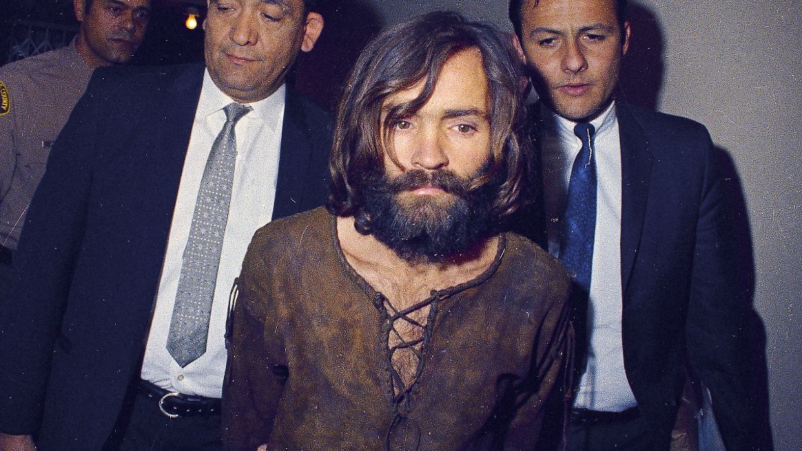 Die Anweisungen zu den Morden kommen von Charles Manson. Der selbsternannte Messias wählt vier Sektenmitglieder aus und schickt sie mit den Worten "Die Zeit für Helter Skelter ist gekommen" los.