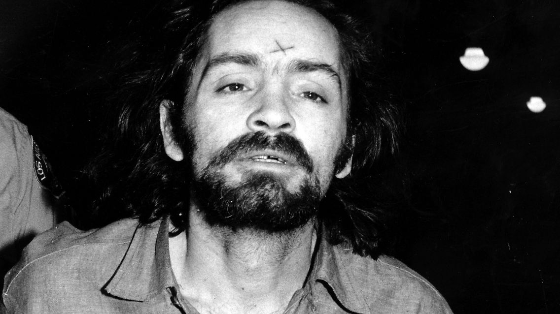 Während des über 200 Tage dauernden Verfahrens tätowiert sich Manson zunächst ein Kreuz auf die Stirn, das er später zu einem Hakenkreuz vervollständigt.